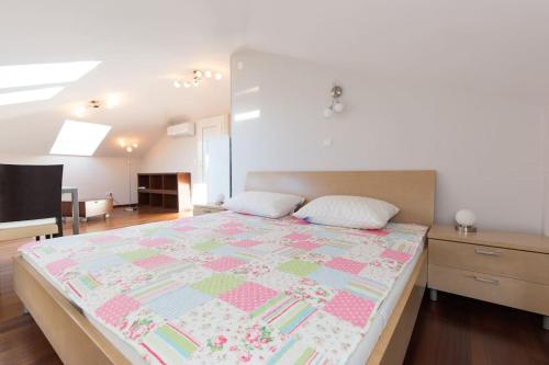 een slaapkamer met een groot bed en een televisie bij Villa Ajda - Top Room in Omišalj