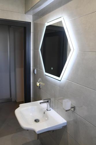 bagno con lavandino e specchio a parete di Къща за гости Авена a Banya