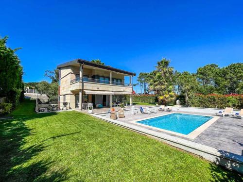 una casa grande con piscina y patio en Villa Montalvo, en Sanxenxo