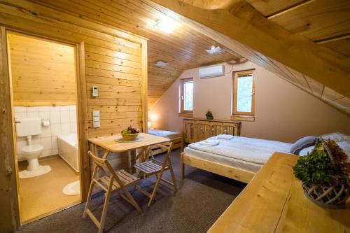 Un dormitorio con una cama y un escritorio y un baño. en Tündérkert Apartman, en Debrecen