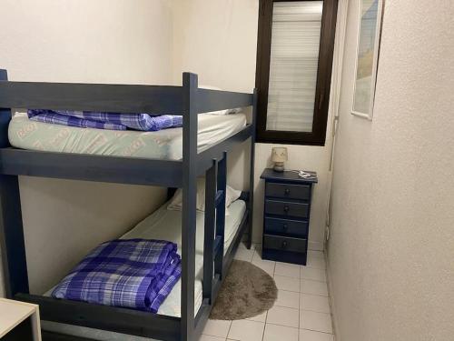 - 2 lits superposés dans une chambre avec un miroir dans l'établissement Beach escape - bord de mer Port Argelès, à Argelès-sur-Mer