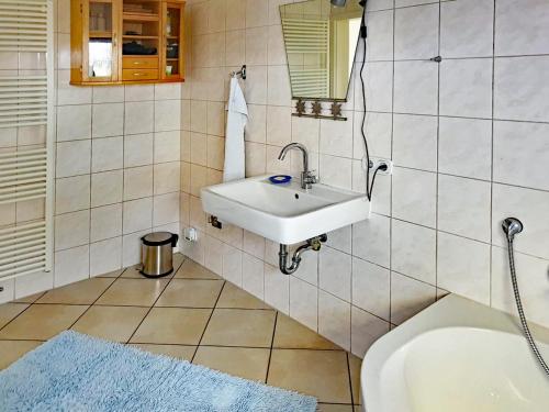 W łazience znajduje się umywalka i wanna. w obiekcie Ferienwohnung Rosenpflanzer w mieście Bad Oeynhausen