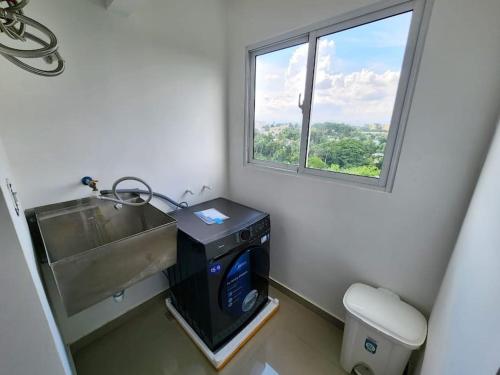 baño pequeño con lavabo y ventana en Precioso apartamento en un complejo residencial con picina, en La Ciénaga