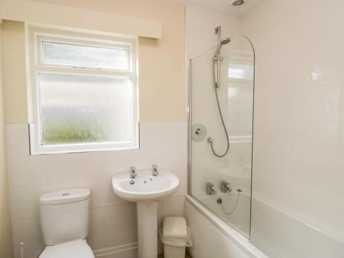 グレンジ・オーバー・サンズにあるSilverdale Mountのバスルーム(洗面台、シャワー付)