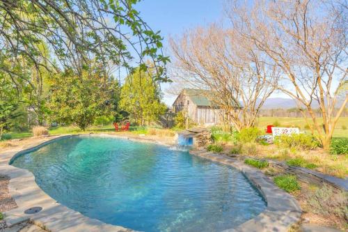 Πισίνα στο ή κοντά στο Huge Farmhouse with Heated Pool for Vacations and Retreats