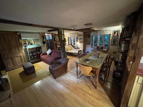 Ruang duduk di Remarkable Boultons Barn with hot tub