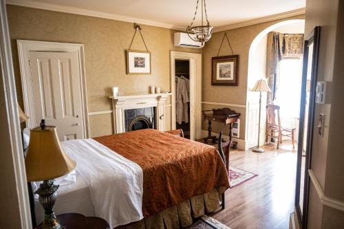 Postel nebo postele na pokoji v ubytování Belle View Manor Inn