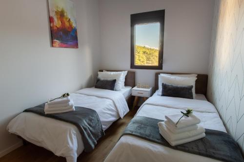 um quarto com duas camas com toalhas em LINA - PG, Gorica Park View Apartment em Podgorica