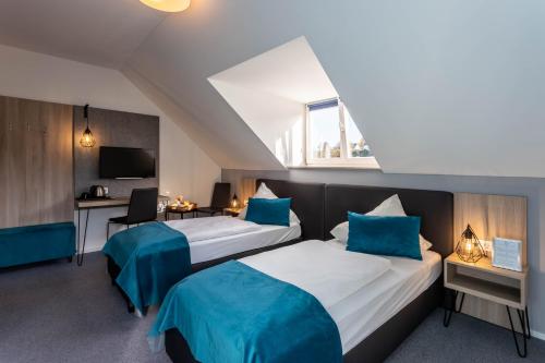 een hotelkamer met 2 bedden en een raam bij Villa Sachsenhof in Bad Schlema