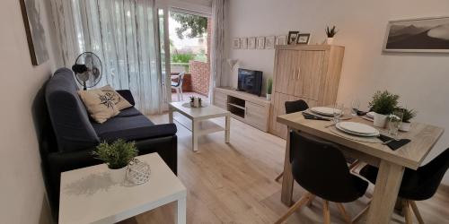 Posezení v ubytování Comarruga Playa apartamento con piscina