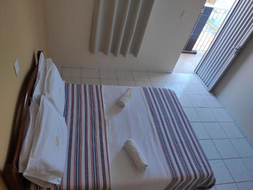1 dormitorio con 1 cama con bañera. en Pousada Simão, en Maragogi