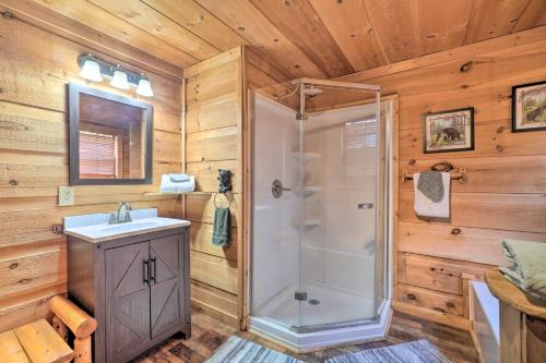 bagno con doccia e lavandino di Sevierville Sanctuary Hot Tub, Pool Table and Deck! a Sevierville