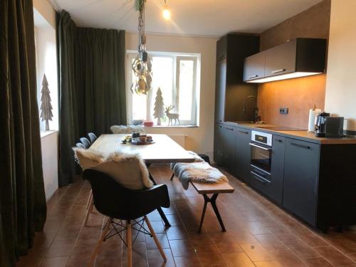 cocina con mesa, sillas y mesa en Chalette Jasan, en Josefŭv Dŭl