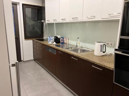 a kitchen with a sink and a counter top at Invicta House Gold in Porto