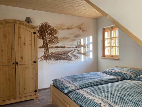 sypialnia z 2 łóżkami i obrazem na ścianie w obiekcie Chalupa Lilien pod Medvědí skálou Jeseníky w mieście Jindřichov