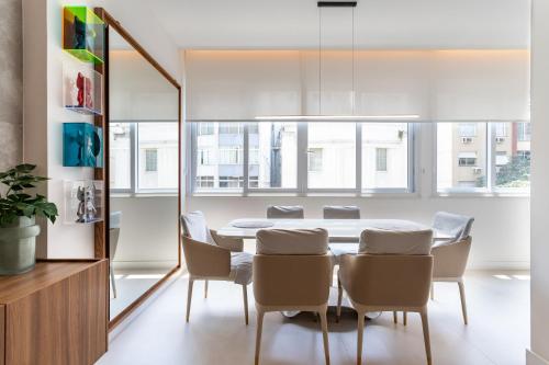 リオデジャネイロにあるAgradável em Ipanema - 2 suites completas - J303 Z2のダイニングルーム(テーブル、椅子付)