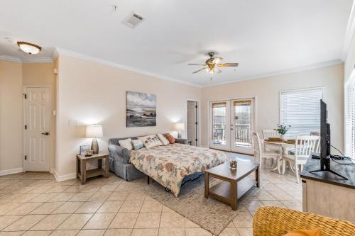 een woonkamer met een bed en een televisie bij Molokai Villas 1A in Perdido Key