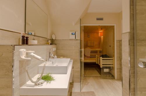 La salle de bains est pourvue d'un lavabo blanc et d'une douche. dans l'établissement Kleine Kirr, à Zingst