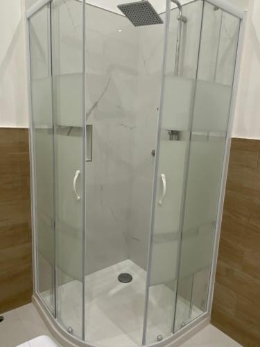 eine Dusche mit Glastüren im Bad in der Unterkunft Vittorio Emanuele Suite Palermo in Palermo