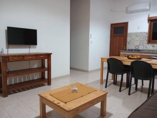 ein Wohnzimmer mit einem Tisch und einer Küche in der Unterkunft Eldorado Apart in Eldorado