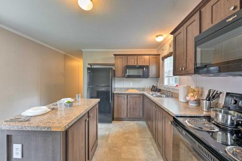 Dapur atau dapur kecil di Cassopolis Cabin On-Site Boating and Fishing!
