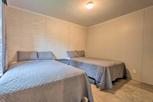 Katil atau katil-katil dalam bilik di Cassopolis Cabin On-Site Boating and Fishing!