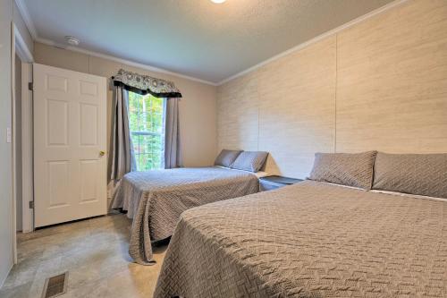 Katil atau katil-katil dalam bilik di Cassopolis Cabin On-Site Boating and Fishing!