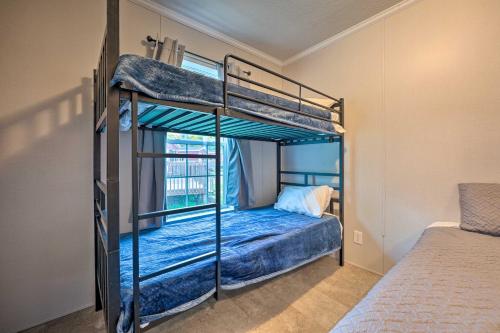 Двухъярусная кровать или двухъярусные кровати в номере Cassopolis Cabin On-Site Boating and Fishing!