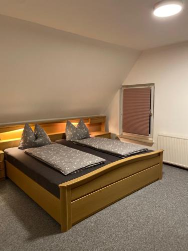 - une chambre avec 2 lits et une fenêtre dans l'établissement Am Fuße zur Napoleonschanze, à Hohnstein