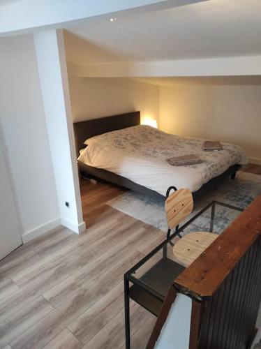 une chambre avec un lit et une table en verre dans l'établissement T2 Duplex Pamiers Plein Centre - Logement entier - Nouveau, à Pamiers