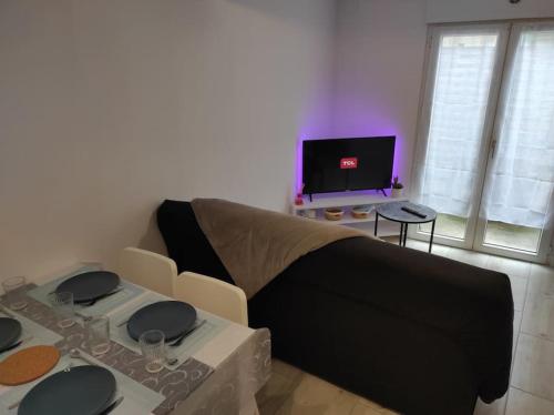 Televízia a/alebo spoločenská miestnosť v ubytovaní T2 Duplex Pamiers Plein Centre - Logement entier - Nouveau