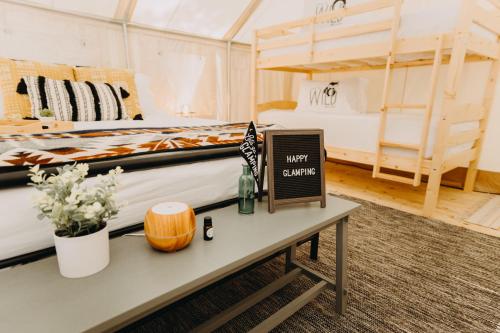 um quarto com uma cama e uma mesa com uma placa em Timberline Glamping at Unicoi State Park em Helen