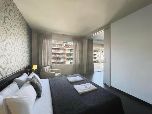 um quarto de hotel com uma cama e uma sala de estar em Stay U-nique Apartments Beltrán i Rózpide em Barcelona