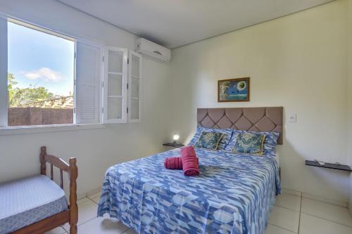 um quarto com uma cama e uma janela em Águas de Verão em Florianópolis