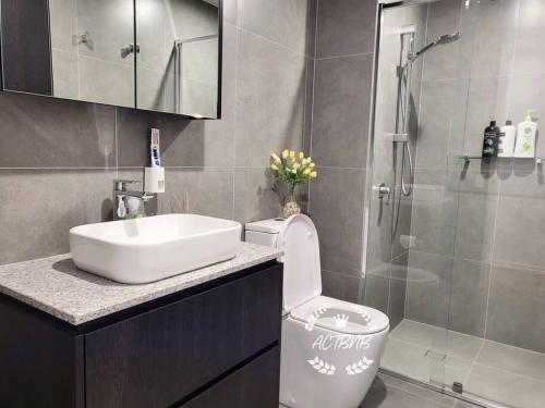 uma casa de banho com um lavatório, um WC e um chuveiro em Modern new 1-bedroom apartment in Canberra City em Camberra