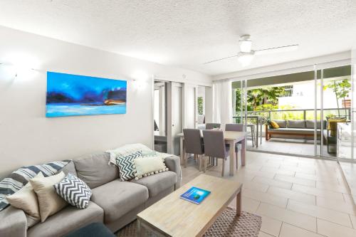 ein Wohnzimmer mit einem Sofa und einem Tisch in der Unterkunft Hotel Drift 4202 in Palm Cove