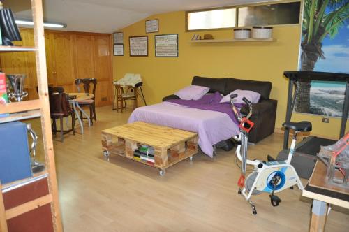 バルセキージョにあるBonita casa cálida para el relax con wifiのベッドルーム(ベッド1台、テーブル付)