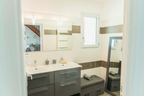 A bathroom at Villa idéale pour 6 vacanciers en Périgord noir