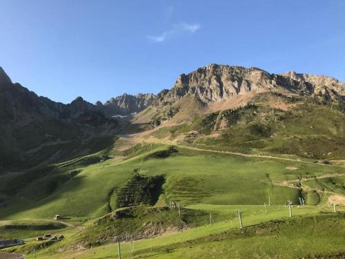 拉姆吉的住宿－Beau Studio La Mongie Tourmalet Pic du Midi，山底下苍翠的山丘