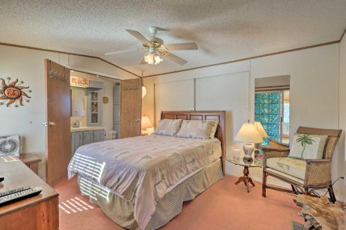 - une chambre avec un lit, un ventilateur de plafond et une chaise dans l'établissement Quaint Chincoteague Island Hideaway with 2 Porches!, à Birch Town