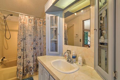 La salle de bains est pourvue d'un lavabo, d'une douche et d'une baignoire. dans l'établissement Quaint Chincoteague Island Hideaway with 2 Porches!, à Birch Town
