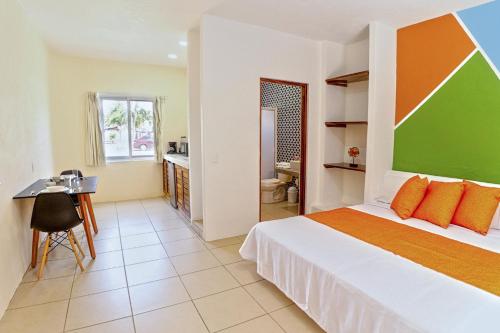Hotel Punta Palmeras في غير متوفر: غرفة نوم بسرير ومكتب في غرفة