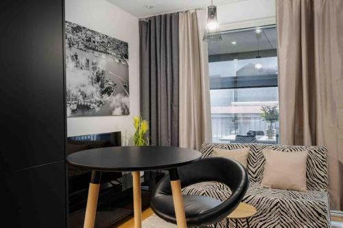 sala de estar con mesa y sofá en Sari’s luxury studio in the city center en Turku