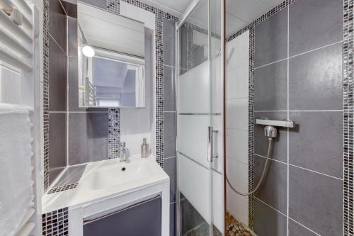 a bathroom with a sink and a shower at appartement tout équipé avec terrasse et parking privé in Brétigny-sur-Orge