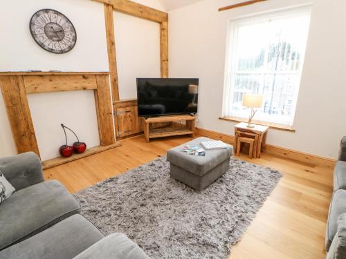 a living room with a fireplace and a tv at Flat Above 27 in Bishop Auckland