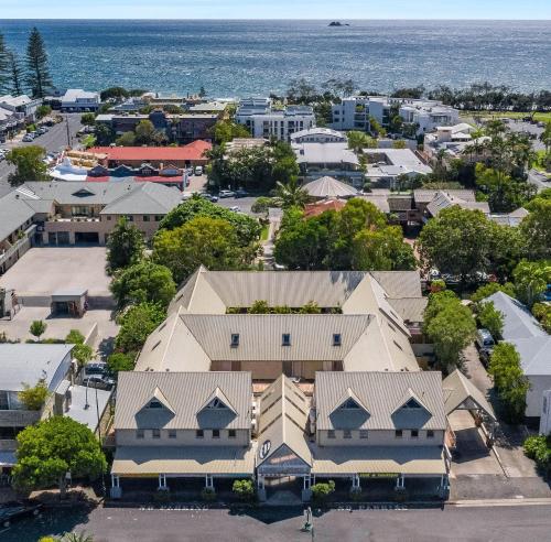 - une vue aérienne sur la ville et l'océan dans l'établissement Byron Central Apartments, à Byron Bay