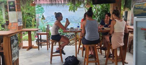 un groupe de femmes assises à une table dans un restaurant dans l'établissement Phong Nha Friendly Home, à Phong Nha