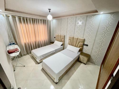 - une chambre avec 2 lits et une fenêtre dans l'établissement Marchica bay 20 holiday apartment, à Nador