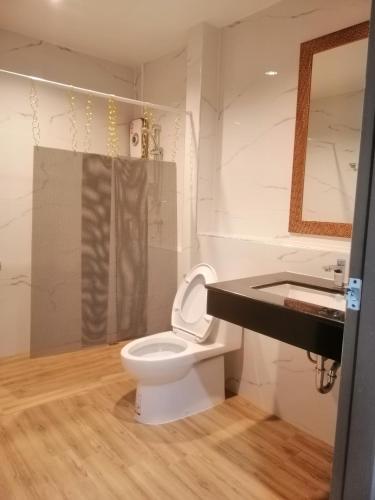uma casa de banho com um WC, um lavatório e um chuveiro em IHome Hatyai em Hat Yai