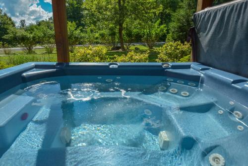a jacuzzi tub in the backyard of a house at Mountain Top Lodge in McHenry